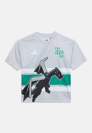 Chemise à manches courtes gris clair avec des rayures vertes et blanches, un graphisme pixelisé de dragon noir et "HC" lettres sur la poitrine.
