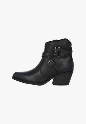 Czarne skórzane botki za kostkę z ostrym noskiem i platformą. Posiadają podwójne paski z klamrami na cholewce oraz zamek błyskawiczny z tyłu.