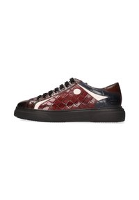 Sneaker in pelle color bordeaux e blu navy, con un motivo testurizzato, design con lacci neri e accenti bianchi a contrasto sui lati.