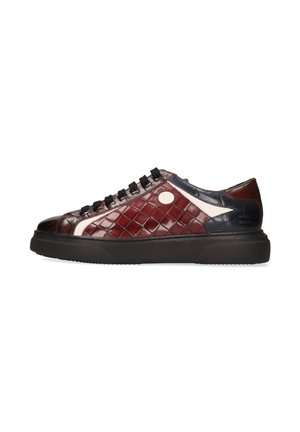 Zapatillas de cuero en burdeos y azul marino, con un patrón texturizado, diseño de cordones negro y acentos en blanco contrastantes en los laterales.