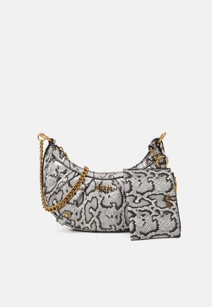 Petit sac à main en forme de croissant et portefeuille assorti en motif peau de serpent gris et noir avec chaîne en or et accents métalliques.