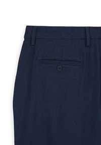 Pantaloni blu navy con una texture liscia, dotati di chiusura a bottone e una tasca posteriore. Design su misura con gambe dritte.