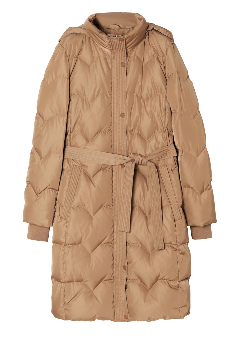 Beżowy ocieplany płaszcz z wysokim kołnierzem, w diamentowy wzór, z paskiem w talii, elastycznymi mankietami i zapięciem na zatrzaski. Gładka, błyszcząca tekstura.