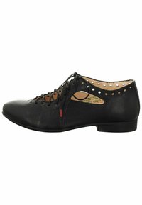 Chaussures en cuir noir avec un bout arrondi, design à lacets et accents découpés. Elles possèdent une semelle plate et un détail de marque rouge sur le côté.