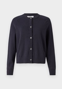 Námořnický modrý svetr vyrobený z měkké látky, s kulatým výstřihem, dlouhými rukávy a zapínáním na šest tmavých knoflíků.