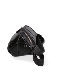 Borsa nera trapuntata con finitura lucida, dotata di chiusura a zip e una singola tracolla regolabile. Motivi geometrici testurizzati sulla superficie.