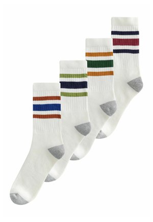 Cinci șosete albe tip crew cu vârfuri și călcâie gri, fiecare având două dungi colorate aproape de partea superioară în diferite combinații de culori.