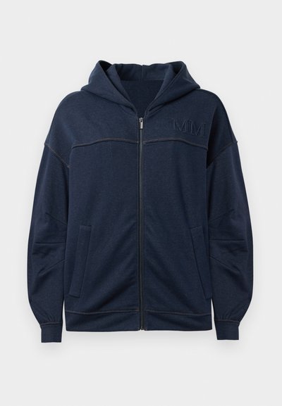 Sudadera con cremallera en color azul marino, hecha de una tela suave, con dos bolsillos laterales, capucha y un logo en relieve en el pecho con costuras en contraste.