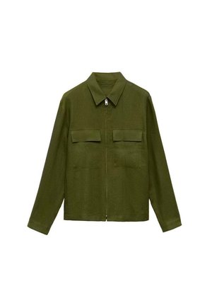 Giacca verde oliva realizzata in tessuto leggero, con zip frontale, due tasche laterali e colletto a punta. Maniche lunghe con polsini a bottone.