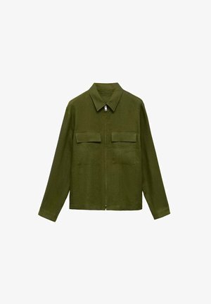 Olivovozelená bunda vyrobená z ľahkého materiálu, so zipsom vpredu, dvoma náprsnými vreckami a golierom s bodkami. Dlhé rukávy s gombíkovými manžetami.