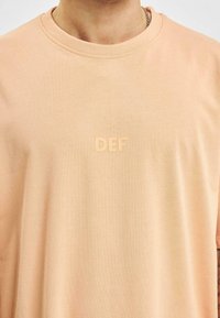 DEF HEAVY  - Lihtne T-särk - coral