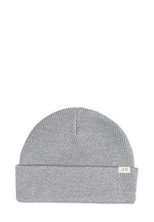 Cappello in maglia grigia con risvolto, dotato di una piccola etichetta in tessuto con un logo. La texture è a coste e elastica.
