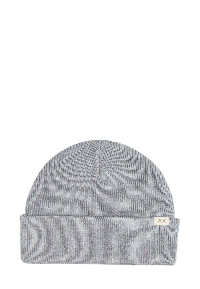 Cappello in maglia grigia con risvolto, dotato di una piccola etichetta in tessuto con un logo. La texture è a coste e elastica.