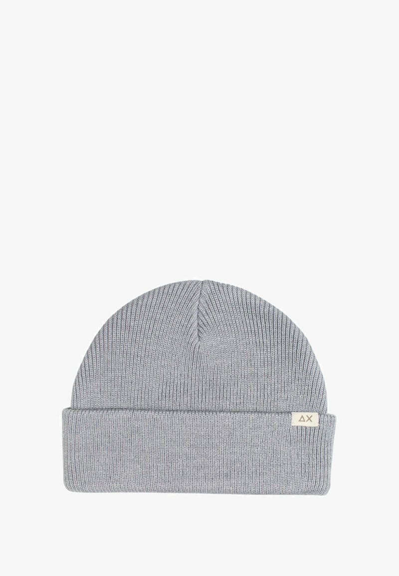 Cappello in maglia grigia con risvolto, dotato di una piccola etichetta in tessuto con un logo. La texture è a coste e elastica.