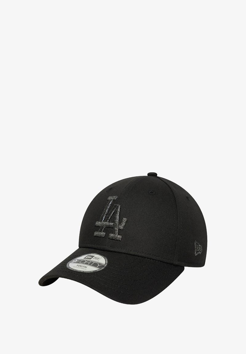 Cappellino da baseball nero in tessuto, con un logo ricamato "LA" di tonalità più scura. Visiera curva e lunghezza regolabile con cinturino sul retro.
