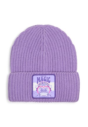Bonnet tricoté violet avec bord replié et un patch rectangulaire indiquant "Find the magic in the ordinary today" avec des motifs floraux et de cœurs.