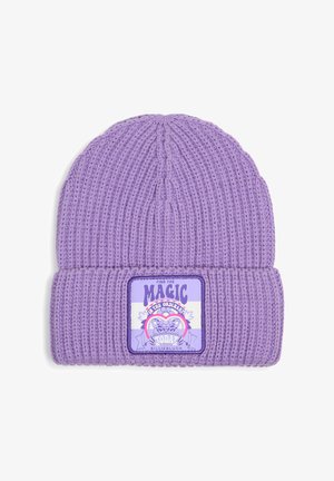 Bonnet tricoté violet avec bord replié et un patch rectangulaire indiquant "Find the magic in the ordinary today" avec des motifs floraux et de cœurs.