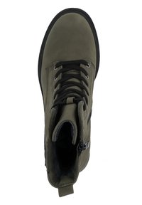 Botín hasta el tobillo en verde oliva con textura suave, con cordones negros, cremallera lateral y suela de goma. Interior forrado con material suave.