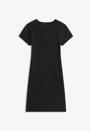 Zwarte jurk met korte mouwen en een ronde hals, met een klein rood, wit en blauw logo in het midden van de borst.