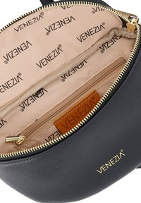 Černá kožená taška se zlatým zipem, béžovým interiérem s opakujícím se logem "VENEZIA" a vnitřní kapsou na zip pro organizaci.