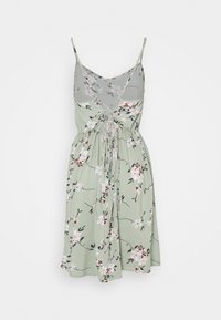 Blommig klänning i ljusgrönt tyg, med spaghettiband, en rynkad midja och en luftig kjol med rosa och bordeauxfärgade blommönster.