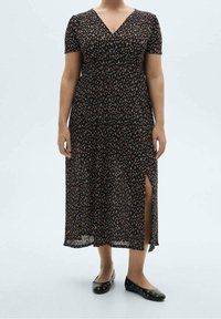 Schwarz geblümtes Kleid mit kurzen Ärmeln, V-Ausschnitt und seitlichem Schlitz. Hergestellt aus leichtem Material mit kleinen, bunten Blumenmustern.