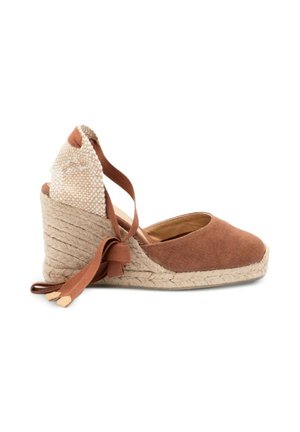 Zeppe in tela marrone con zeppa in juta intrecciata e lacci alla caviglia, con punta chiusa e pannello posteriore testurizzato.