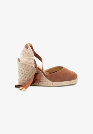 Zeppe in tela marrone con zeppa in juta intrecciata e lacci alla caviglia, con punta chiusa e pannello posteriore testurizzato.