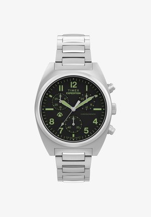 Timex Expedition ezüst fém karóra fekete számlappal, zöld foszforeszkáló mutatókkal, kronográf segédszámlapokkal és rozsdamentes acél szíjjal.
