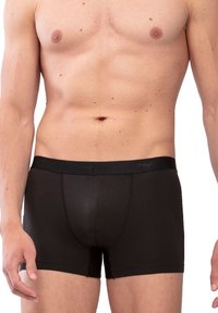 Boxers noirs en tissu lisse et extensible avec un design ajusté. Dotés d'une taille élastique avec un branding subtil.