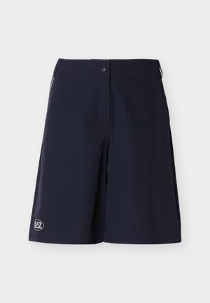 Mørkeblå knelengde shorts med frontknapping og logo nederst på venstre ben, vist mot en ensfarget bakgrunn.