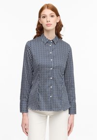 Camicia a maniche lunghe con motivo a scacchi blu navy e bianco, colletto a lancia e bottoni solidi. Tessuto liscio con vestibilità strutturata.