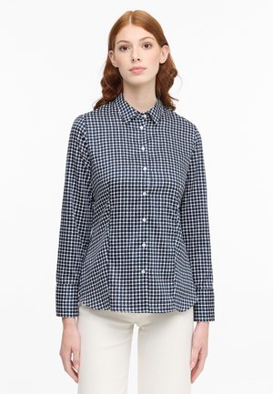 Camicia a maniche lunghe con motivo a scacchi blu navy e bianco, colletto a lancia e bottoni solidi. Tessuto liscio con vestibilità strutturata.