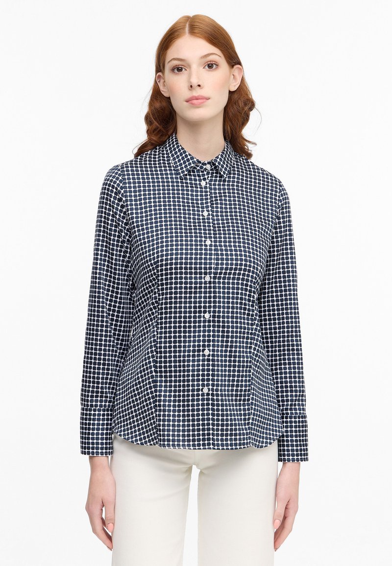 Camicia a maniche lunghe con motivo a scacchi blu navy e bianco, colletto a lancia e bottoni solidi. Tessuto liscio con vestibilità strutturata.