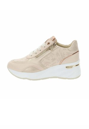Baskets compensées pour femmes beige avec semelle blanche, fermeture éclair latérale, lacets, motif subtil sur la tige et accents métalliques en rose gold.