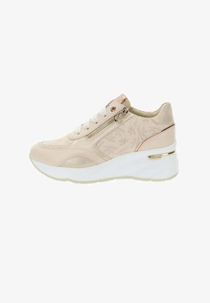 Zapatilla de cuña beige para mujer con suela blanca, cremallera lateral, cordones, patrón sutil en la parte superior y detalles metálicos en oro rosa.