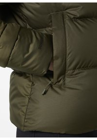Olijfgroene pufferjack met een zachte, gestikte textuur, een ritszak en een verstelbare trekkoord aan de onderrand. "DOWN 800" label zichtbaar.
