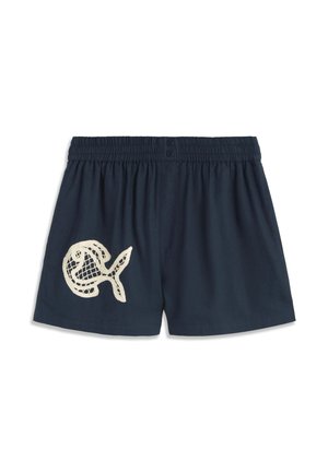 Shorts bleu marine avec une taille élastique, un détail à bouton et un motif de poisson en filet beige sur la jambe gauche.