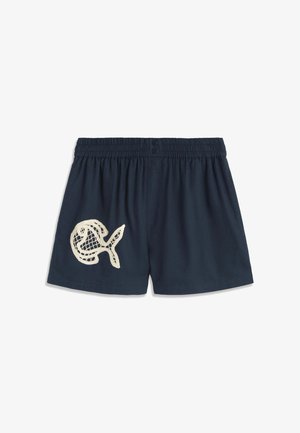 Pantalones cortos azul marino con cinturilla elástica, detalle de botón y diseño de red de peces de color beige en la pierna izquierda.