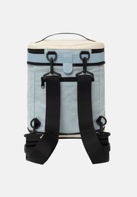 Ljusblå isolerad ryggsäck med svarta remmar, handtag på toppen, dragkedjestängning och knappar. Slät material med rektangulär form.