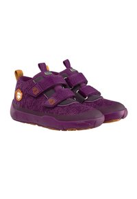 Paarse sportieve schoenen met een bovenwerk van gestructureerde stof, dubbele klittenbandsluitingen en een stevige rubberen buitenzool met een looppatroon en oranje accenten.