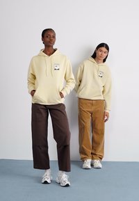 New Balance RELAXED HOODIE UNISEX - Bluză de molton - beige