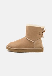 UGG MINI BAILEY BOW II - Vinterstøvler - sand
