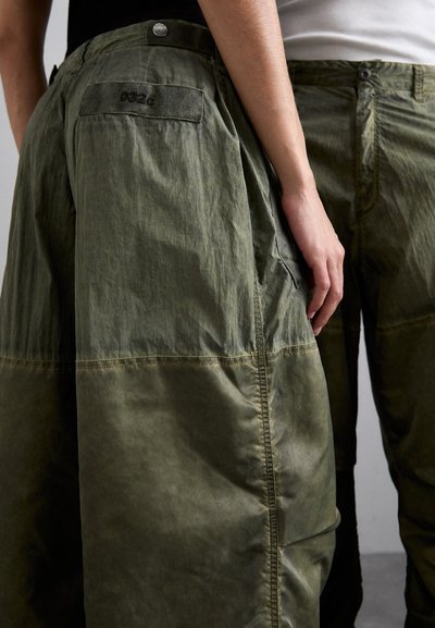 Grüne Cargo-Hosen mit einer zerknitterten Textur, ausgestattet mit einer Gesäßtasche mit gesticktem Branding und einem weit geschnittenen, lässigen Design.