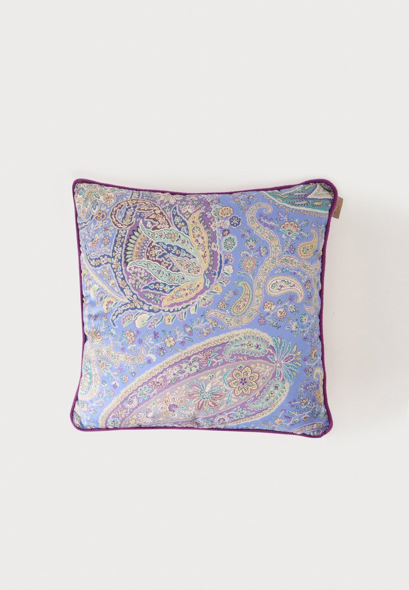 Coussin carré avec un passepoil violet, présentant un motif paisley détaillé aux couleurs pastel sur un fond violet clair.
