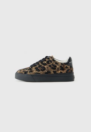 Low-Top-Sneaker mit schwarzer Sohle und schwarz-goldenem Leopardenprint am Obermaterial, schwarzen Schnürsenkeln und einer schwarzen Fersenschlaufe mit weißem Text.