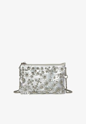 Zilverkleurige crossbody tas met metalen bloemapplicaties en studs, ritssluiting en een kettingriem.