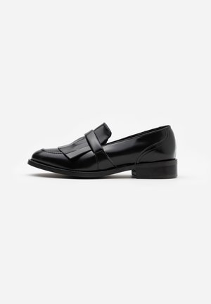 Sorte læder loafers med et syet design og en forhøjet frontklap. Har en lav hæl og en glat, poleret overflade.