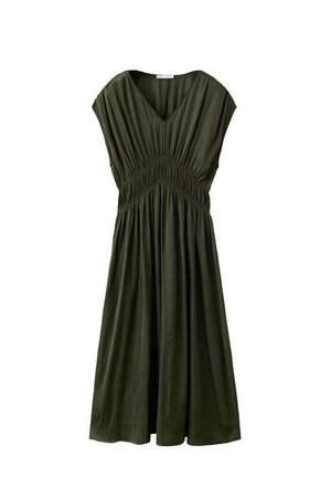 Vestido midi sin mangas de color verde oliva oscuro con escote en V, detalle de cintura elástica fruncida y falda suelta y fluida.
