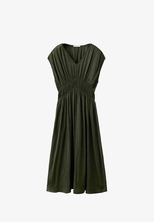 Mouwloze midi-jurk in donker olijfgroen met V-hals, geplooide elastische taille en losse, vloeiende rok.